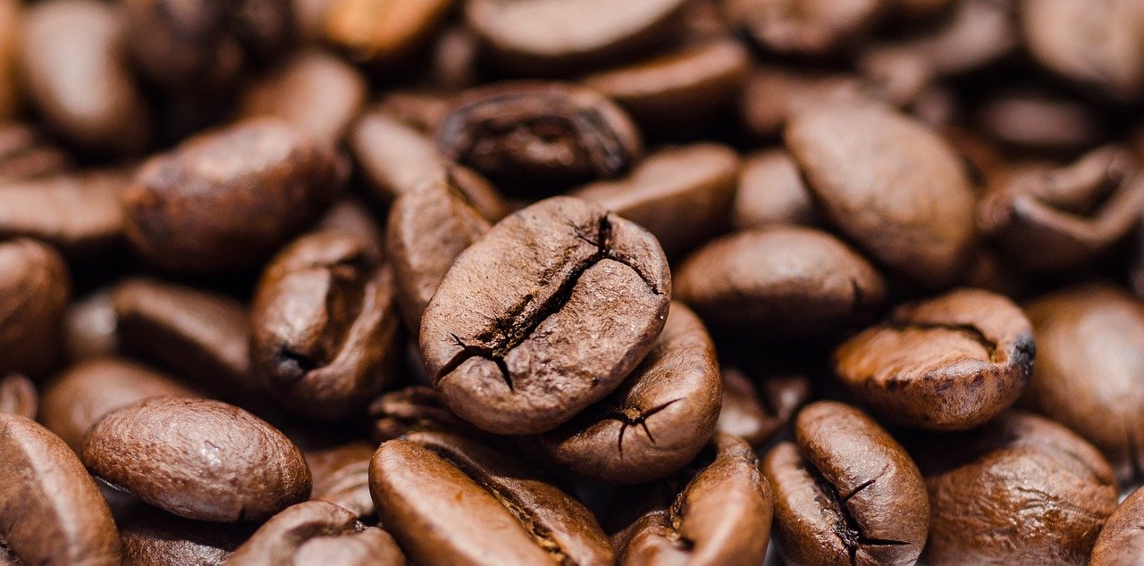 Ziarenka kawy, kawa zawiera kofeinę.